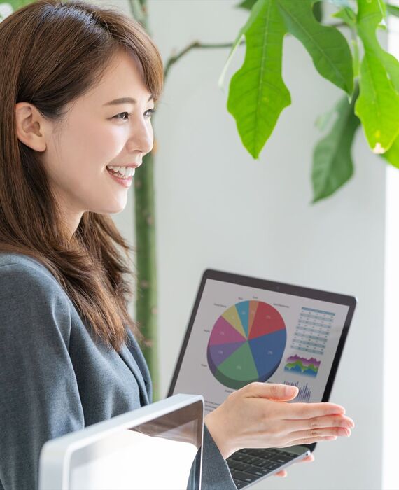 セミナー中の女性講師